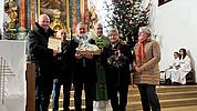 v. l.: Reinhard Brock, Georg Stepper, Willi Distler mit seiner Frau, Pfarrer Roland Seger, Jutta Spille - Foto: Thomas Reimer